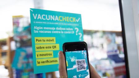 Una persona escanea con su teléfono el código QR de una farmacia para obtener información