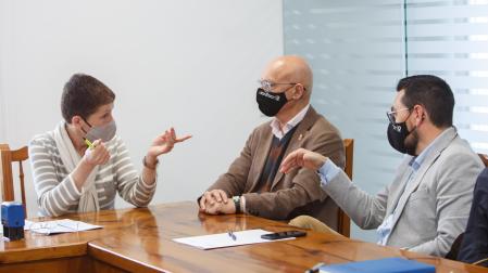 El consejero de Cohesión Territorial, Bernardo Ciriza, y el director general de Administración Local y Despoblación, Jesús Mari Rodríguez, reunidos con la alcaldesa de Pueyo, María Rosario Guillén