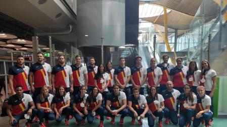 Los componentes de la Selección Nacional de Waterpolo en el Aeropuerto Internacional Adolfo Suárez-Madrid Barajas