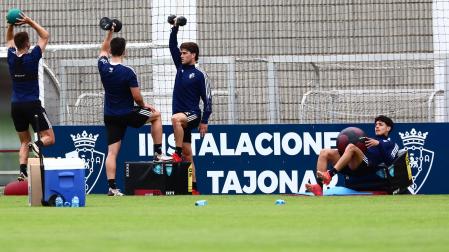 Los ejercicios de gimnasio se han traslado al exterior de Tajonar como medida de prevención. Barbero, Areso, Javi Martínez y Saverio trabajan sobre el campo