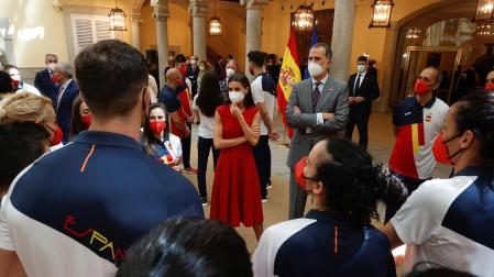 Los reyes Felipe VI y Letizia, durante su encuentro con varios miembros del equipo olímpico español participante en los Juegos Olímpicos de Tokio 2020.