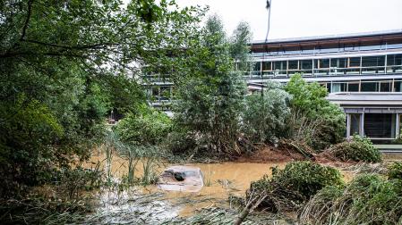Un coche cubierto por el agua en una zona de la localidad alemana de Bad Neuenahr, donde más estragos han causado las inundaciones