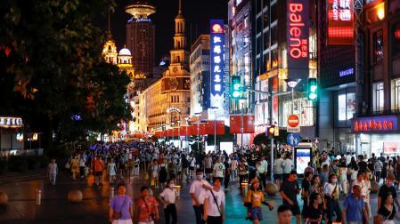 Varias personas caminan por una calle de Shanghai
