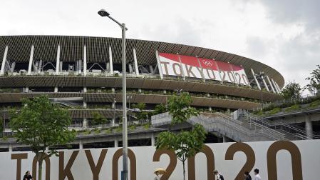 Varias personas pasan delante del Estadio Nacional de Tokio