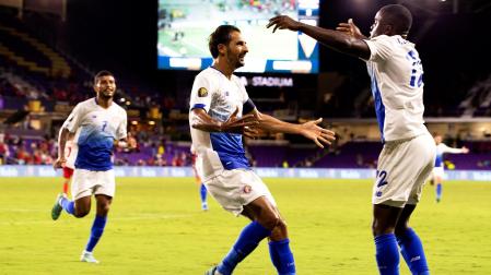 Celso Borges (centro) celebra uno de los goles anotados por Costa Rica