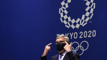 El presidente del Comité Olímpico Internacional (COI), Thomas Bach, durante una rueda de prensa en Tokio este sábado, 17 de julio