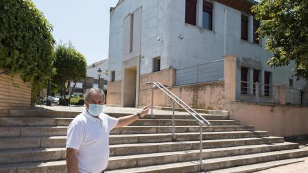 El alcalde, Andrés Agorreta, en la zona donde se hará el edificio.