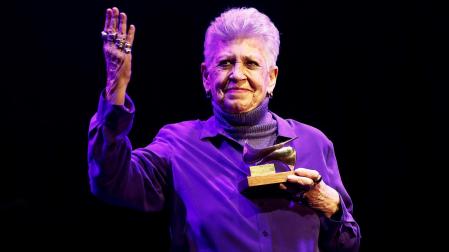 La actriz Pilar Bardem, recibiendo el premio Mujeres en Unión en marzo de 2020.