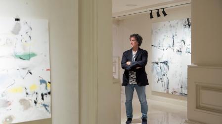 Miguel González de San Roman contempla una de sus obras de gran formato en la muestra, que puede visitarse en la galería de la calle San Antón