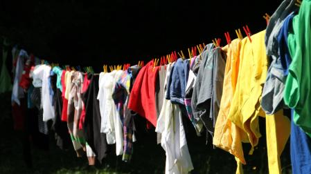 Imagen de archivo de ropa colga en un tendedor.
