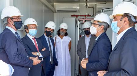 El consejero de Desarrollo Económico y Empresarial, Mikel Irujo, acompañado por la directora general de Industria, Energía y Proyectos Estratégicos S3, Uxue Itoiz, ha visitado este lunes la planta de almacenamiento renovable con baterías reutilizadas o de segunda vida de ACCIONA Energía