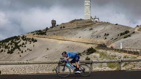 El mallorquín Enric Mas, en  plena bajada al Mont Ventoux. Fue uno de los días malos del líder del Movistar en la presente edición del Tour, y en el que acabó cediendo mucho tiempo