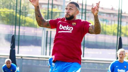 Memphis Depay controla el balón durante su primer entrenamiento con el FC Barcelona