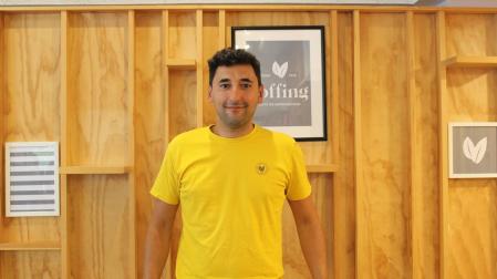 Manuel Spucches, fundador de la cafetería ‘Coffing’, en Pamplona