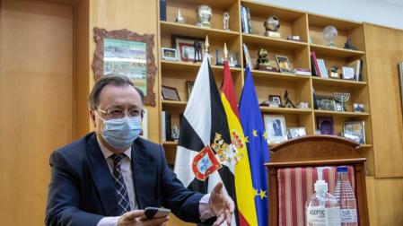 El presidente de Ceuta, Juan Vivas, en su despacho
