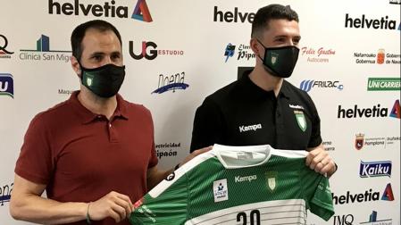 Miguel Goñi (izda.) junto al brasileño Arthur Pereira durante la presentación del lateral