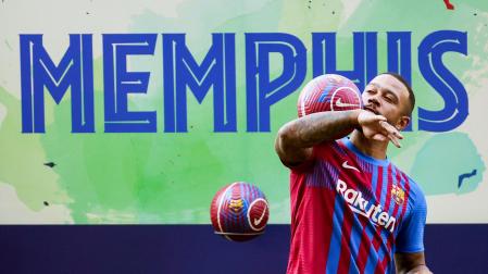 Memphis Depay realiza malabares durante su puesta de largo oficial como nuevo jugador culé