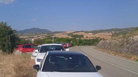 Varios conductores fueron denunciados por estacionar mal sus vehículos en el entorno del embalse de Alloz