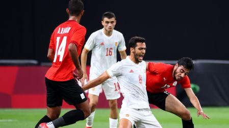 Tokyo 2020 Olympics - Soccer Football - Men - Group C - Egypt v Spain - Sapporo Dome, Sapporo, Japan - July 22, 2021. Mikel Merino of Spain in action with Akram Tawfik of Egypt REUTERS/Kim Hong-Ji