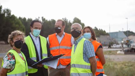 El consejero Bernardo Ciriza, junto a la alcaldesa Cárcar, Teresa Insausti; el director del servicio de Nuevas Infraestructuras, Jesús Polo; y representantes de la empresa constructora, Boreste