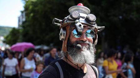Decenas de negacionistas han participado en una manifestación sin mascarilla en San Sebastián