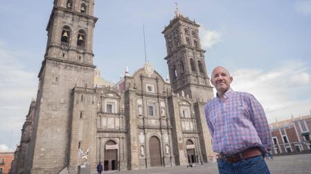 Ricardo Oroz, ante la catedral de Puebla, que alberga un secreto que vincula a la localidad mexicana directamente con Fitero
