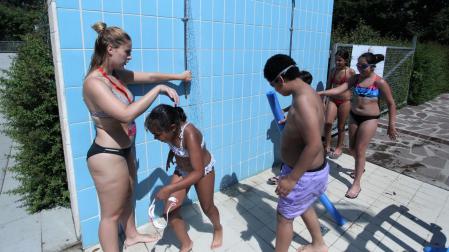 Arantxa Jericó López junto a un grupo de niños que participan en el campamento de COwordiks. Es obligatorio ducharse antes de bañarse