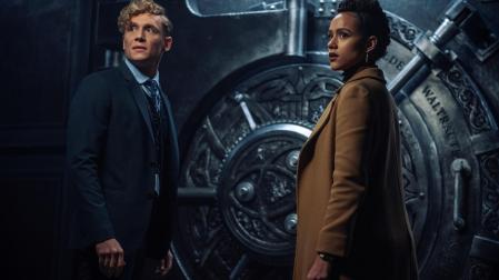 Fotografía cedida por Netfliz que muestra al actor Matthias Schweighöfer (i) como Ludwig Dieter, y a la actriz Nathalie Emmanuel como Gwondoline, durante una escena de Ejército de Ladrones. La película "Army of Thieves" de Netflix
