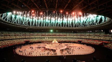 Fuegos artificiales en el Estadio Olímpico de Tokio, durante la ceremonia inaugural