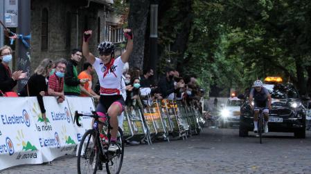 La ciclista del Ermitagaña Lacturale Laia Puigdefábregas se impuso en la meta del Redín a Ainara Albert. Se hizo con la etapa y el liderato