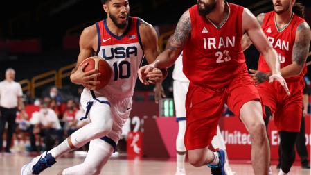 Jayson Tatum, en acción ante Aaron Geramipoor y Michael Rostampour