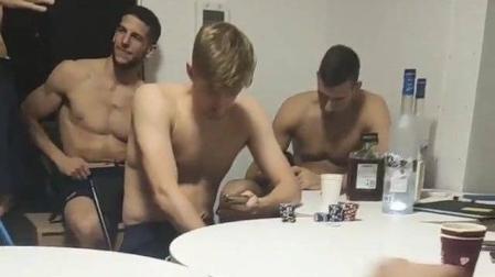 Jugadores eslovenos con alcohol en la mesa durante la fiesta.
