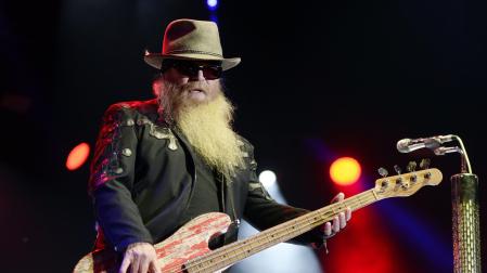 Dusty Hill, durante una actuación