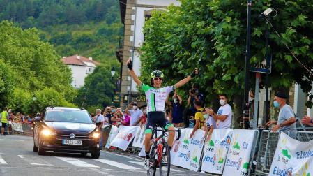 El ciclista del Finques Feliu, Ignasi Lambea, levanta los brazos tras proclamarse vencedor en Ochagavía de la segunda etapa