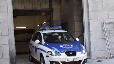 Un coche patrulla de la Ertzaintza abandona este viernes los juzgados de Durango