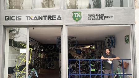 Javier Eguaras inauguró el 27 de julio Bicis Txantrea en la calle Mendigorría.
