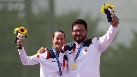 Fátima Gálvez y Alberto Fernández, felices en el podio con sus medallas de oro
