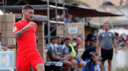 Javi Galán controla un balón con la camiseta del Huesca en el amistoso contra Osasuna disputado en Ribaforada
