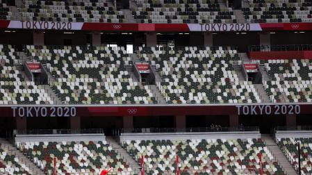 Gradas vacías en el Estadio Olímpico de Tokio durante el salto de pértiga, este sábado 31 de julio