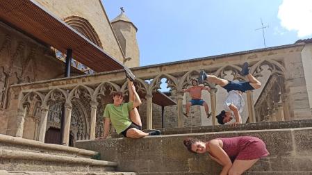 Los cuatro artistas posan en el pórtico de Santa María, donde hoy presentan el proyecto. Delante, a la derecha, Garazi Pascual. Sobre el muro, Izaskun Lasarte y Martín López. Al fondo, Nano Napal