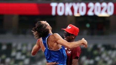 El italiano Gianmarco Tamberi y el catarí Essa Mutaz Barshim celebran su oro compartido en altura