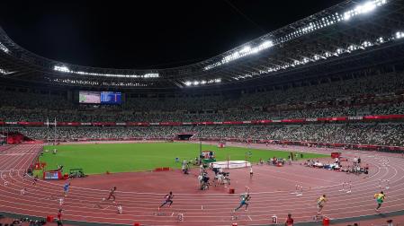 Los atletas de una serie de 800 metros toman la salida en el Estadio Olímpico de Tokio