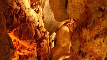 Interior de la cueva de Santimamiñe en Vizcaya