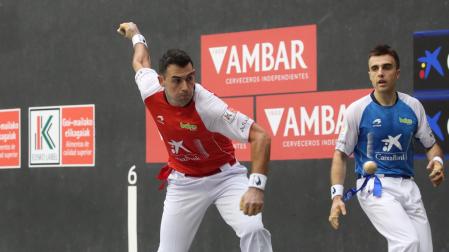 Erik Jaka golpea a una pelota en presencia de Peña II ayer por la tarde en Oñate.