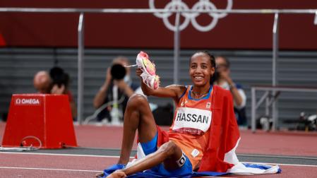La holandesa Sifan Hassan of the Netherlands celebra con la bandera de su país el oro en 5.000