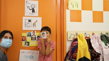 En la Escuela de Verano cada aula tiene asignada un animal y los niños trabajan con pictogramas, fotos u objetos reales para aprender hábitos