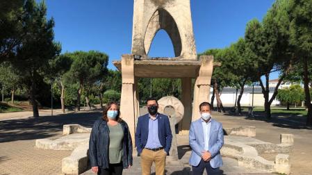 La concejala Pilar Orduña, el director general de Administración Local y Despoblación, Jesús María Rodríguez, y el alcalde de Peralta, Juan Carlos Castillo, en el parque de las Mujeres.