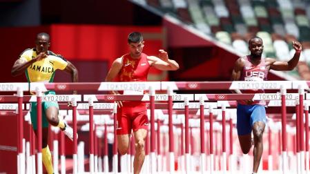 Asier Martínez durante la carrera de las semifinales de 110 m vallas masculino de los Juegos Olímpicos de Tokio