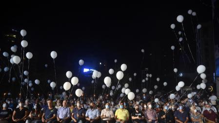 Miembros del Movimiento Patriotico Libre soltaron globos blancos al cielo para marcar el aniversario de la explosión