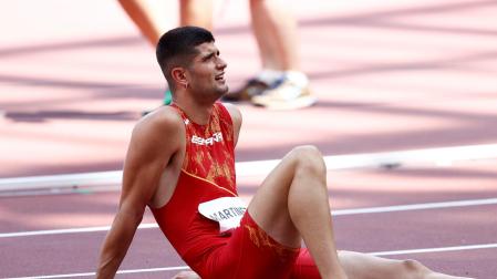 Asier Martínez se recupera sentado en la pista tras correr la final olímpica de los 110 m vallas